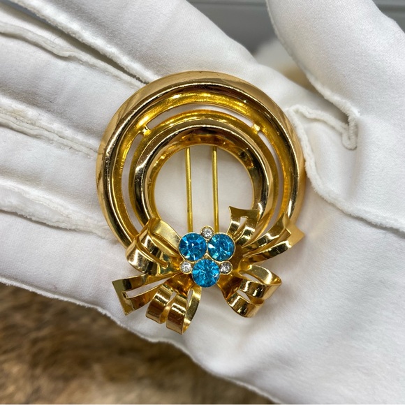 Vtg Coro Bow Wreath Design Gold tone Blue Rhinestones Pin Dress Fur Scarf Clip - Picture 3 of 9